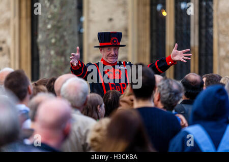 A Beefeater (Yeoman of the Guard) Giving A Tour At The Tower Of London, London, England Stock Photo