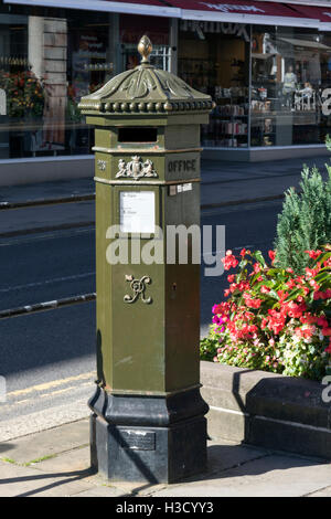 Green Victorian pillar box sited in Windsor, Berkshire Stock Photo