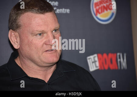 Auckland, New Zealand. 06th Oct, 2016. Joseph Parker's promoter Dean lonergan speaks to the mediaduring a press conference in Auckland on Oct 6, 2016. He is in the talk to arrange a December 10 title fight between Joseph Parker and Mexican Andy Ruiz in New Zealand © Shirley Kwok/Pacific Press/Alamy Live News Stock Photo