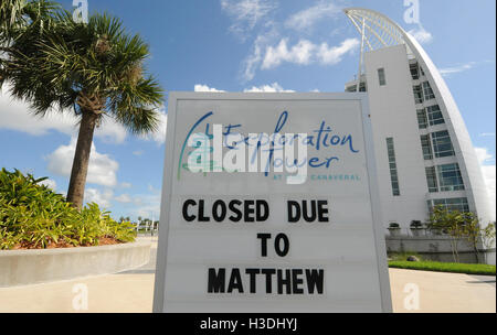 Florida, USA. 5th October, 2016. A closed sign is seen at the Exploration Tower in Port Canaveral, Florida on October 5, 2016 as Hurricane Matthew heads north toward the east coast of Florida, possibly as a category 4 hurricane. The storm has killed 10 people in Caribbean countries and evacuations are underway in Florida and South Carolina. Credit:  Paul Hennessy/Alamy Live News Stock Photo