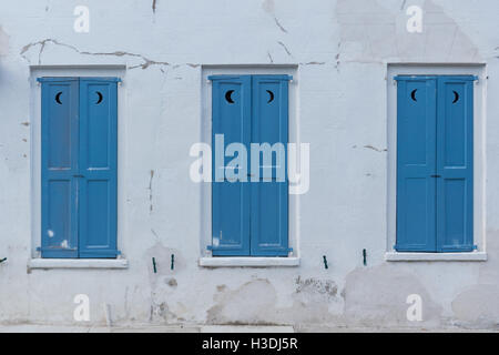 Charleston, South Carolina. 5th October, 2016. Boarded up shutters on a historic home in the historic district in preparation for Hurricane Matthew October 5, 2016 in Charleston, South Carolina. The hurricane is expected to head along the coast close to the Charleston area and the state ordered mandatory evacuations of the coast. Credit:  Planetpix/Alamy Live News Stock Photo