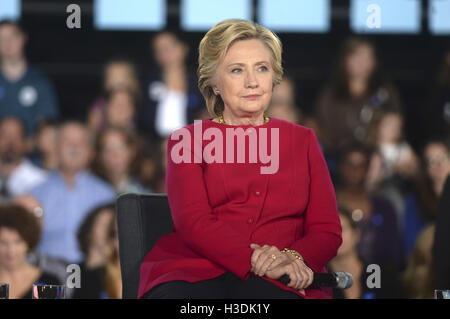Haverford, USA. 4th Oct, 2016. Hillary Clinton holds a conversation with families about her agenda to support children and families and create an economy that works for everyone at Haverford Community Recreation & Environmental Center on October 4, 2016 in Haverford, USA. | Verwendung weltweit/picture alliance © dpa/Alamy Live News Stock Photo