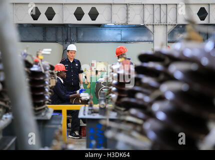 Nairobi, Kenya. 5th Oct, 2016. A Chinese engineer guides Kenyan technicians to work at Yocean manufacturing transformers factory on the outskirts of Nairobi, Kenya, on Oct. 5, 2016. Kenya's first transfomer-manufacturing plant, set up by Chinese company Yocean Group, opened on Wednesday. Kenya has been relying on transformers from abroad, mostly from India. Kenya's Cabinet Secretary for Energy and Petroleum, Charles Keter, said the plant will ease procurement of transformers and other electrical appliances. © Pan Siwei/Xinhua/Alamy Live News Stock Photo