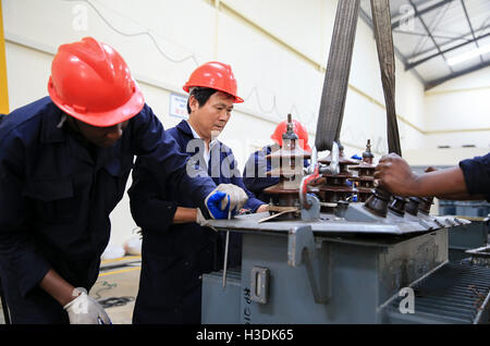 Nairobi, Kenya. 5th Oct, 2016. A Chinese engineer guides Kenyan technicians to work at Yocean manufacturing transformers factory on the outskirts of Nairobi, Kenya, on Oct. 5, 2016. Kenya's first transfomer-manufacturing plant, set up by Chinese company Yocean Group, opened on Wednesday. Kenya has been relying on transformers from abroad, mostly from India. Kenya's Cabinet Secretary for Energy and Petroleum, Charles Keter, said the plant will ease procurement of transformers and other electrical appliances. © Pan Siwei/Xinhua/Alamy Live News Stock Photo