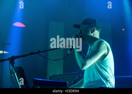 London UK, 5th October 2016. English band Wild Beasts, from Kendal, perform at London's Roundhouse for the new album 'Boy King' tour. Credit:  Alberto Pezzali/Alamy Live news Stock Photo