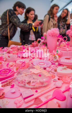 London, UK. 5th October, 2016. Pink Project: Table 1994/2016 by Portia Munson in PPOW gallery - Frieze London is one of the few fairs to focus only on contemporary art and living artists.It features more than 160 of the world’s leading galleries selling art from over 1,000 of today’s leading artists. The fair also includes Frieze Projects and Talks programmes and is open to the public 6-9 October. Credit:  Guy Bell/Alamy Live News Stock Photo