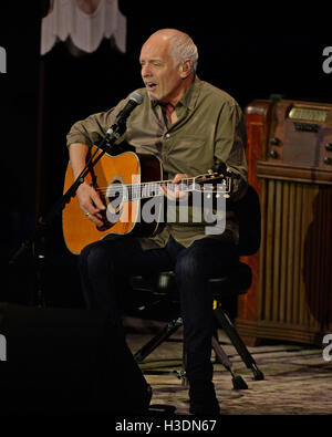 Fort Lauerdale, Florida, USA. 5th October, 2016. Peter Frampton performs at The Parker Playhouse on October 5, 2016 in Fort Lauderdale Florida. Credit:  MediaPunch Inc/Alamy Live News Stock Photo