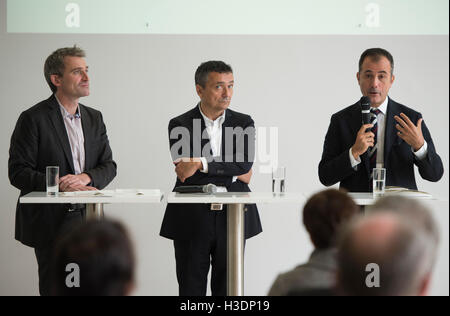 Essen, Germany. 06th Oct, 2016. Martin Bethenod (R), director of the Palazzo Grassi and Punta della Dogana museums in Venice, Italy, Folkwang Museum director Tobia Bezzola (C), and Florian Ebner, head of the photography collection at Folkwang Museum, deliver remarks during a press conferenc eon the exhibition 'Dancing with myself' in the Folkwang Museum in Essen, Germany, 06 October 2016. The joint exhibition of Folkwang Museum and the private collection 'Pinault Collection' runs from 07 October 2016 to 15 January 2017. Photo: Jannis Mattar/dpa/Alamy Live News Stock Photo
