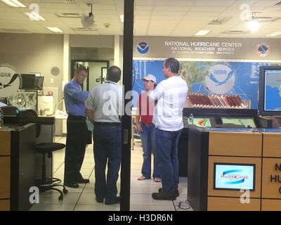 Florida, USA. 6th Oct, 2016. National Hurricane Ctr director Richard Knabb (blue shirt) huddles with other staffers at nhc hq in miami as they track Matthew on Thursday morning. Mike Mayo/ Sun Sentinel.?.SOUTH FLORIDA OUT; NO MAGS; NO SALES; NO INTERNET; NO TV. © Sun-Sentinel/ZUMA Wire/Alamy Live News Stock Photo