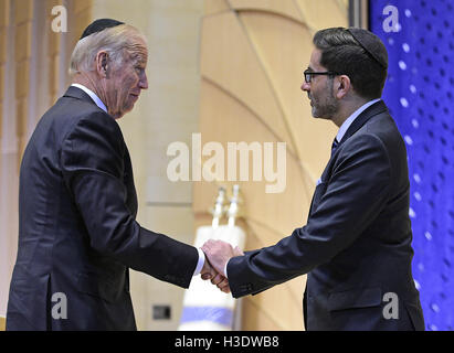 Washington, District of Columbia, USA. 6th Oct, 2016. United States Vice President Joe Biden is welcomed by Rabbi Gil Steinlauf of Adas Israel Congregation prior to making remarks at the official National Memorial Service for Shimon Peres in the synagogue in Washington, DC on October 6, 2016. Credit: Ron Sachs/CNP © Ron Sachs/CNP/ZUMA Wire/Alamy Live News Stock Photo