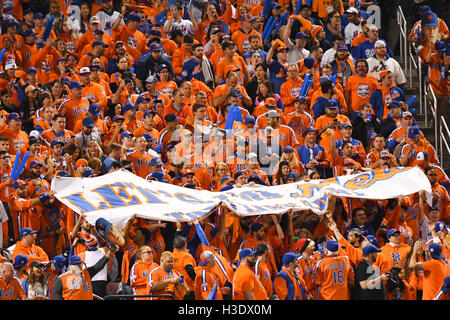 Flushing, New York, USA. 5th Oct, 2016. Mets fans MLB : New York Mets fans cheer before the National League Wild Card Game against the San Francisco Giants at Citi Field in Flushing, New York, United States . Credit:  Hiroaki Yamaguchi/AFLO/Alamy Live News Stock Photo