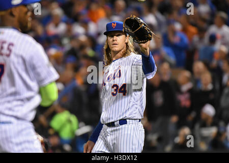 Flushing, New York, USA. 5th Oct, 2016. Noah Syndergaard (Mets) MLB : Pitcher Noah Syndergaard of the New York Mets reacts in the fourth inning during the National League Wild Card Game against the San Francisco Giants at Citi Field in Flushing, New York, United States . Credit:  Hiroaki Yamaguchi/AFLO/Alamy Live News Stock Photo