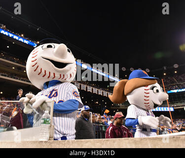 Flushing, New York, USA. 5th Oct, 2016. (L-R) Mr. Met, Mrs. Met (Mets) MLB : Mr. Met and Mrs. Met, the official mascots of the New York Mets, are seen during the National League Wild Card Game against the San Francisco Giants at Citi Field in Flushing, New York, United States . Credit:  Hiroaki Yamaguchi/AFLO/Alamy Live News Stock Photo