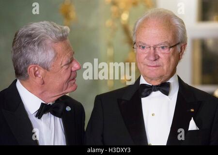 Berlin, Germany. 06th Oct, 2016. German President Joachim Gauck, left, and Sweden's King Carl XVI Gustaf talk prior an official dinner hosted by Sweden at the Charlottenburg Palace in Berlin, Thursday, Oct. 6, 2016. Photo: Maja Hitij/dpa/Alamy Live News Stock Photo