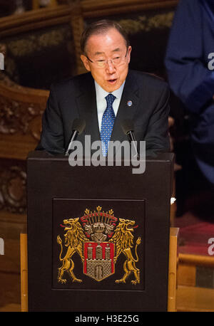 Hamburg, Germany. 7th Oct, 2016. UN Secretary General Ban Ki-moon speaks at the official ceremony for the 20th anniversary of the International Tribunal for the Law of the Sea in Hamburg, Germany, 7 October 2016. Photo: Daniel Reinhardt/dpa/Alamy Live News Stock Photo