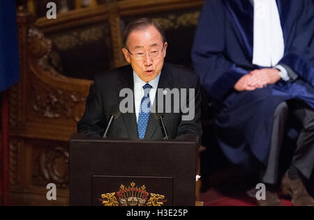 Hamburg, Germany. 7th Oct, 2016. UN Secretary General Ban Ki-moon speaks at the official ceremony for the 20th anniversary of the International Tribunal for the Law of the Sea in Hamburg, Germany, 7 October 2016. Photo: Daniel Reinhardt/dpa/Alamy Live News Stock Photo