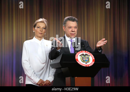 Bogota, Colombia. 7th Oct, 2016. Colombian President Juan Manuel Santos (R) delivers a statement after the announcement of being awarded with the 2016 Nobel Peace Prize, accompanied by his wife Maria Clemencia Rodriguez (L) in Bogota, Colombia, on Oct. 7, 2016. Credit:  COLPRENSA/Xinhua/Alamy Live News Stock Photo