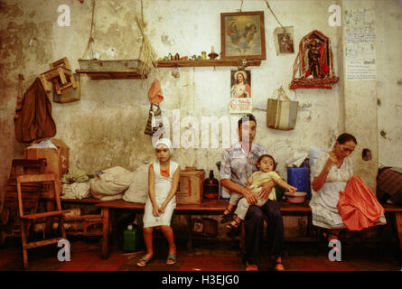 SANTA TECLA,  EL SALVADOR, May 1986: Displaced family, Santa Tecl refuge, San Salvador.  Many of the displaced have been in camps for four years. Stock Photo