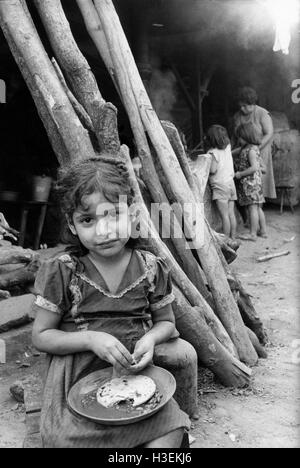 SANTA TECLA,  EL SALVADOR, May 1986: Displaced family, Santa Tecl refuge, San Salvador.  Many of the displaced have been in camps for four years. Stock Photo