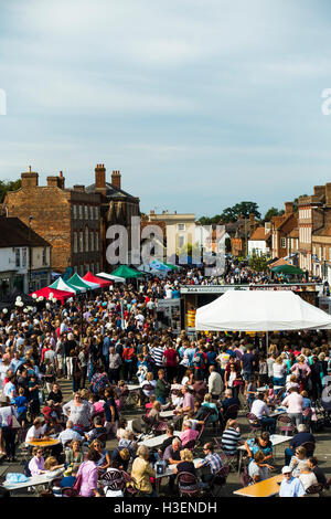 Hundreds of People Enjoying Thame Food Festival in the Sunshine Oxfordshire England United Kingdom UK Stock Photo