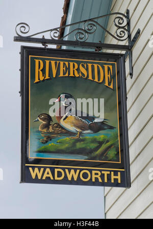 Riverside Inn, Saltford, Bristol, UK. pub pubs 'public house' 'public houses' Stock Photo