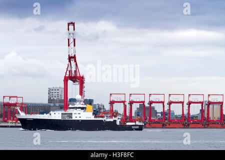 Liverpool, Merseyside, UK. 2016. Discovery Research vessel leaves port. Stock Photo