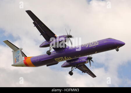 Flybe De Havilland Canada Dash DHC-8 402Q G-JEDP landing at Birmingham Airport, UK Stock Photo