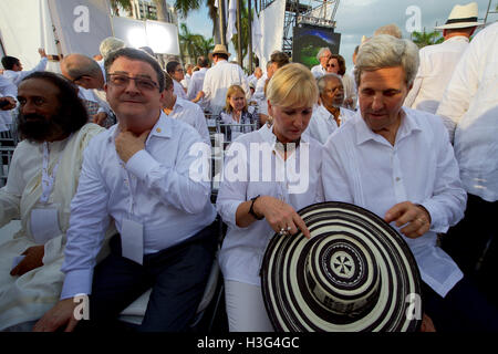 U.S. Secretary of State John Kerry looks at the hat owned by Swedish Foreign Minister Margot Wallström as they sit in a plaza outside the Cartagena Indias Convention Center in Cartagena, Colombia, on September 26, 2016, as they prepared to witness a peace ceremony between the government and the Revolutionary Armed Forces of Colombia (FARC) that ends a five-decade conflict. Stock Photo