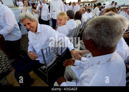U.S. Secretary of State John Kerry, flanked by Swedish Foreign Minister Margot Wallström, greets former United Nations Secretary-General Kofi Annan as they sit in a plaza outside the Cartagena Indias Convention Center in Cartagena, Colombia, on September 26, 2016, as they prepared to witness a peace ceremony between the government and the Revolutionary Armed Forces of Colombia (FARC) that ends a five-decade conflict. Stock Photo