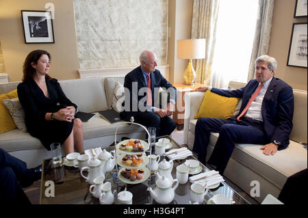 U.S. Secretary of State John Kerry meets with United Nations Special Envoy for Syria Staffan de Mistura and his aide, Elpida Rouka, on July 19, 2016, at the J.W. Marriott Grosvenor House Hotel in London, U.K. Stock Photo