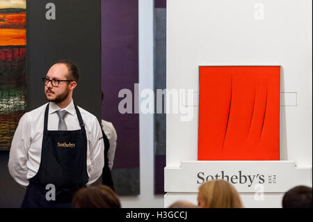London, UK.  7 October 2016. 'Concetto Spaziale, Attese' by Lucio Fontana which sold for a hammer price of £850k (est £900-1,200k) at Sotheby's Italian and Contemporary Art evening sale in New Bond Street. Credit:  Stephen Chung / Alamy Live News Stock Photo