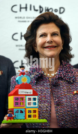 Leipzig, Germany. 08th Oct, 2016. Queen Silvia of Sweden attends the World Childhood Foundation convention at Leipzig University, in Leipzig, Germany, 08 October 2016. The Swedish royal couple is on a 4-day visit to Germany. PHOTO: HENDRIK SCHMIDT/DPA/Alamy Live News