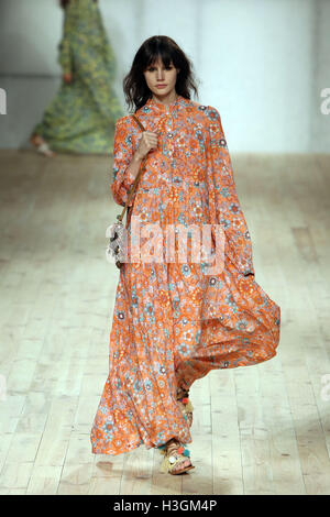 Lisbon, Portugal. 8th Oct, 2016. A model presents a creation from the French fashion designer Christophe Sauvat Spring/Summer 2017 collection during the Lisbon Fashion Week on October 8, 2016 in Lisbon, Portugal. Photo: Pedro Fiuza Credit:  Pedro Fiuza/ZUMA Wire/Alamy Live News Stock Photo
