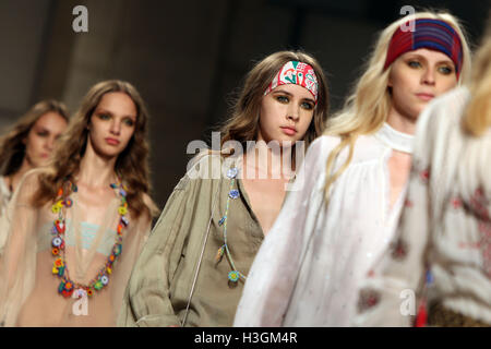Lisbon, Portugal. 8th Oct, 2016. A model presents a creation from the French fashion designer Christophe Sauvat Spring/Summer 2017 collection during the Lisbon Fashion Week on October 8, 2016 in Lisbon, Portugal. Photo: Pedro Fiuza Credit:  Pedro Fiuza/ZUMA Wire/Alamy Live News Stock Photo