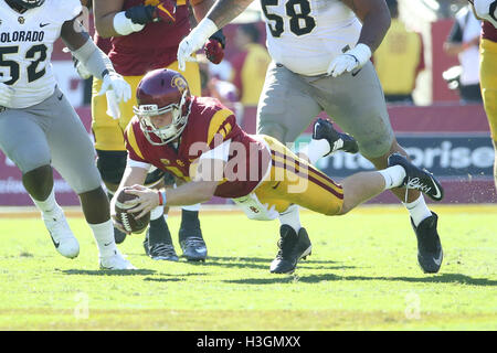Los Angeles, CA, US, USA. 8th Oct, 2016. October 8, 2016: USC Trojans quarterback Sam Darnold (14) dives for a first down in the game between the Colorado Buffaloes and the USC Trojans, The Coliseum in Los Angeles, CA. Peter Joneleit/ Zuma Wire Service © Peter Joneleit/ZUMA Wire/Alamy Live News Stock Photo