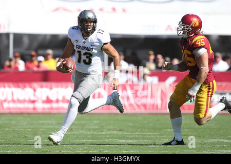 Los Angeles, CA, US, USA. 8th Oct, 2016. October 8, 2016: Colorado Buffaloes quarterback Sefo Liufau (13) tries to run for a gain as he is pursued closely by USC Trojans defensive end Porter Gustin (45) in the game between the Colorado Buffaloes and the USC Trojans, The Coliseum in Los Angeles, CA. Peter Joneleit/ Zuma Wire Service © Peter Joneleit/ZUMA Wire/Alamy Live News