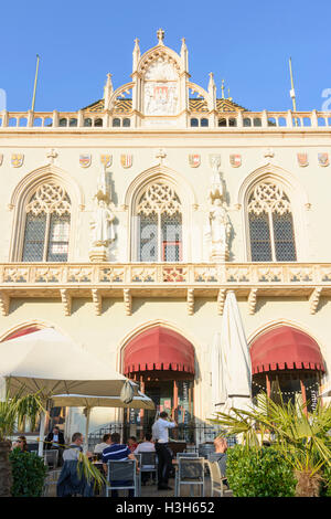 Korneuburg: Town Hall, Hauptplatz (Main Square), restaurant, Donau, Niederösterreich, Lower Austria, Austria Stock Photo