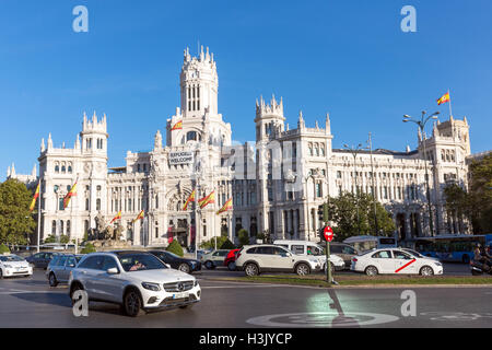 A banner welcoming refugees hangs from the Cybele Palace, Madrid's City Hall on the Plaza de Cibeles, Madrid, Spain Stock Photo