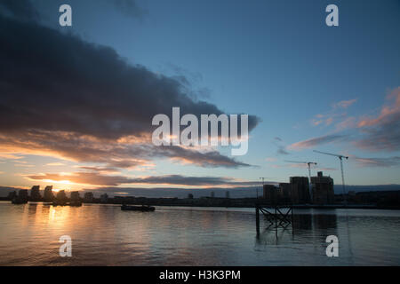 River Thames, Woolwich, London, UK, Sunday 9th October 2016. UK weather: Clear skies on autumn morning at sunrise over River Thames at Woolwich Stock Photo