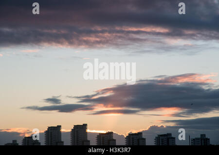 River Thames, Woolwich, London, UK, Sunday 9th October 2016. UK weather: Clear skies on autumn morning at sunrise over recently built apartments Woolwich Credit:  WansfordPhoto/Alamy Live News Stock Photo