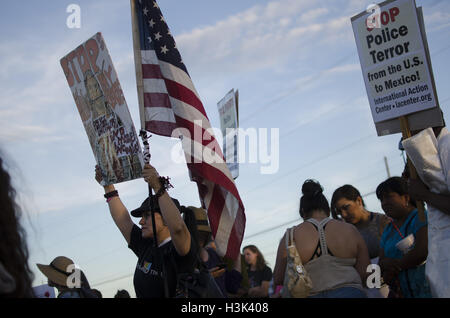 Eloy, Arizona, USA. 7th Oct, 2016. HILDA CANALES holds a sign. Hundreds of activists gathered to take part in a vigil in protest of the treatment of detainees held at the the Eloy Detention Center. A privately-run immigrant detention facility, Eloy is owned and operated by Corrections Corporation of America for Immigration Customs and Enforcement (ICE). The vigil was organized by the Puente Movement and School of the Americas Watch. © Graham Charles Hunt/ZUMA Wire/Alamy Live News Stock Photo