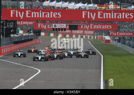 Suzuka Circuit, Suzuka City, Mie Prefecture, Japan. 08th Oct, 2018. Formula 1 Grand Prix of Japan Race Day. Mercedes AMG Petronas - Nico Rosberg leads the start of the race from pole as Hamilton gets caught in traffic and fell to 8th posiiton © Action Plus Sports/Alamy Live News Stock Photo