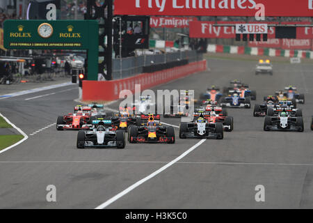 Suzuka Circuit, Suzuka City, Mie Prefecture, Japan. 08th Oct, 2018. Formula 1 Grand Prix of Japan Race Day. Mercedes AMG Petronas - Nico Rosberg leads the start of the race from pole as Hamilton gets caught in traffic and fell to 8th posiiton © Action Plus Sports/Alamy Live News Stock Photo