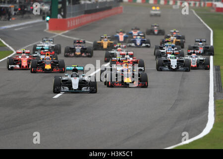 Suzuka Circuit, Suzuka City, Mie Prefecture, Japan. 08th Oct, 2018. Formula 1 Grand Prix of Japan Race Day. Mercedes AMG Petronas - Nico Rosberg leads the start of the race from pole as Hamilton gets caught in traffic and fell to 8th posiiton © Action Plus Sports/Alamy Live News Stock Photo