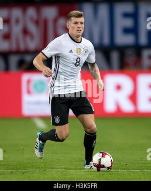 Hamburg, Germany. 08th Oct, 2016. Germany'sToni Kroos in action during the World Cup group stage qualification soccer match between Germany and the Czech Republic in Hamburg, Germany, 08 October 2016. Photo: Thomas Eisenhuth/dpa/Alamy Live News Stock Photo