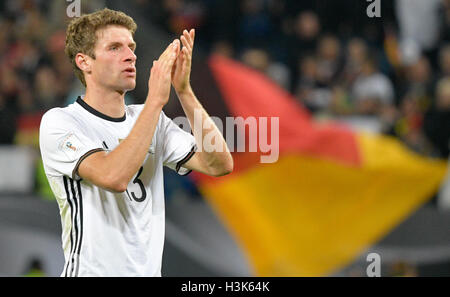 Hamburg, Germany. 08th Oct, 2016. Germany's Thomas Mueller during the World Cup group stage qualification soccer match between Germany and the Czech Republic in Hamburg, Germany, 08 October 2016. Photo:Axel Heimken/dpa/Alamy Live News Stock Photo