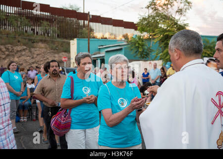Nogales, Mexico. Nogales Bishop José Leopoldo González González gives communion during mass at the site where 16-year-old Jose Antonio Elena Rodriguez was killed in October 2012 by 10 shots fired across the border by a Border Patrol agent. Credit:  Jim West/Alamy Live News Stock Photo