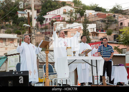 Nogales, Mexico. Nogales Bishop José Leopoldo González González celebrates mass at the site where 16-year-old Jose Antonio Elena Rodriguez was killed in October 2012 by 10 shots fired across the border by a Border Patrol agent. Credit:  Jim West/Alamy Live News Stock Photo