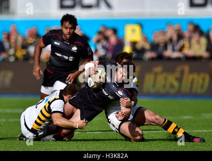 LONDON, ENGLAND - 9 October, 2016: Brad Barritt of Saracens is tackled during Aviva Premiership match between Saracens and Wasps at Allianz Park on Sunday. Credit:  Taka Wu/Alamy Live News Stock Photo