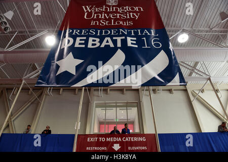 St. Louis, USA. 9th Oct, 2016. Journalists wait at the media filing center for the second presidential debate at Washington University in St. Louis, Missouri, the United States, Oct. 9, 2016. The second presidential debate will be held at Washington University on Oct. 9. © Yin Bogu/Xinhua/Alamy Live News Stock Photo